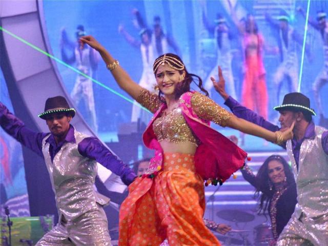 Soman Kapur performs during Saifai Mohotsav on Monday night.  (PTI) 