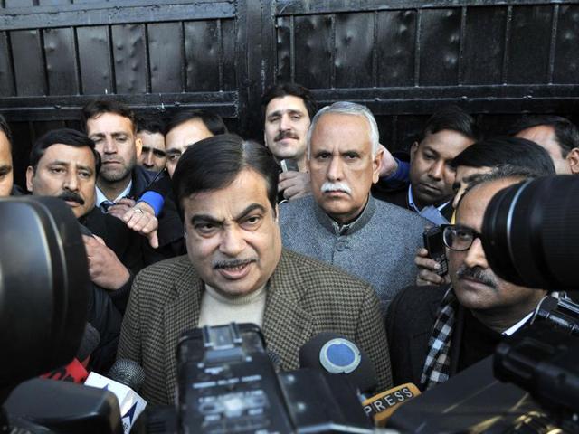 Senior BJP leader and union minister Nitin Gadkari talks to media outside Mufti residence in Gupkar, Srinagar.(Waseem Andrabi/HT)