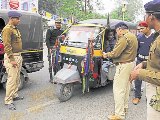 The auto drivers are on an indefinite strike from Wednesday to protest against the administration’s crackdown on unauthorised and unfit autos. (Parwaz Khan/HT Photo) The auto drivers are on an indefinite strike from Wednesday to protest against the administration’s crackdown on unauthorised and unfit autos. (Parwaz Khan/HT Photo)