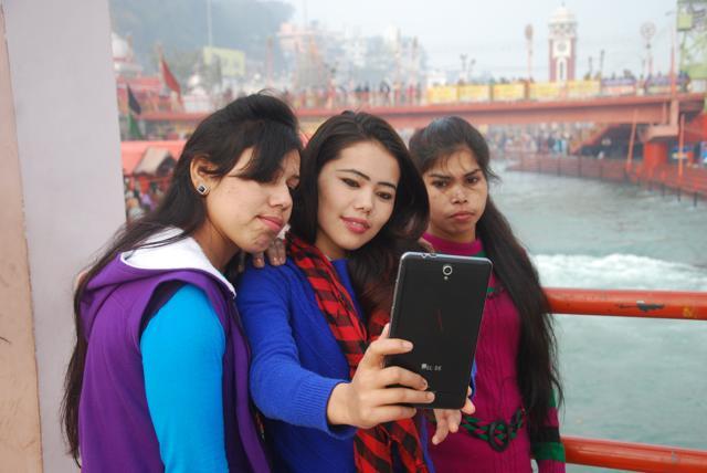 The Ardh Kumbh Mela is also playing host to a large number of selfie enthusiasts. (Vinay Santosh Kumar/HT photo)