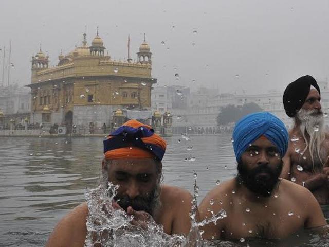 As per tradition, devotees take bath and eat ‘Kheer’ to begin the new month. (Gurpreet Singh /HT ) As per tradition, devotees take bath and eat ‘Kheer’ to begin the new month. (Gurpreet Singh /HT )