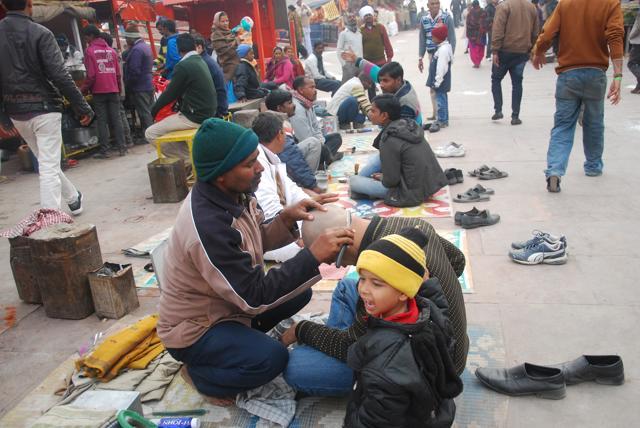 A large number of pilgrims were found getting their hair, moustaches and beard shaved off – a mandatory ritual before carrying out the pinddaan. (Vinay Santosh Kumar/HT photo)