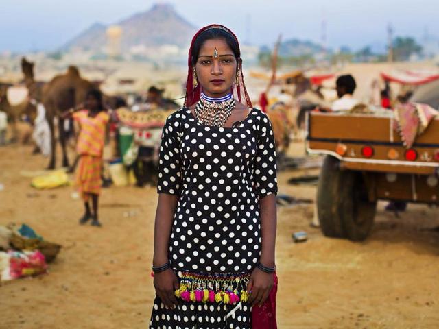 “ A Kalbelia woman at the Pushkar Camel Fair” (Photo: Mihaela Noroc)