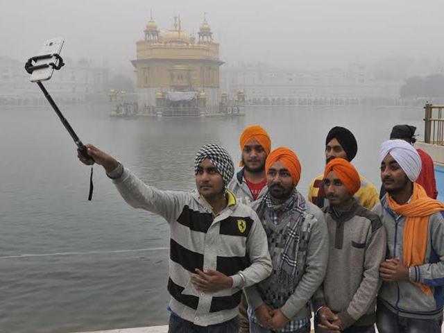 Young Sikh devotees taking selifie to make this moment memorable for themselves. (Gurpreet Singh/HT ) Young Sikh devotees taking selifie to make this moment memorable for themselves. (Gurpreet Singh/HT )