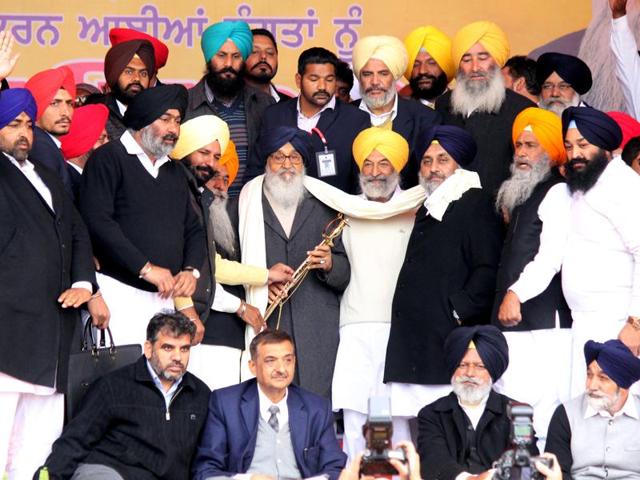 SAD leaders honouring Punjab chief minister Parkash Singh Badal during rally on the occasion of Maghi (Makar Sankranti) at Sri Muktsar Sahib on Thursday. (Sanjeev Kumar/HT Photo) SAD leaders honouring Punjab chief minister Parkash Singh Badal during rally on the occasion of Maghi (Makar Sankranti) at Sri Muktsar Sahib on Thursday. (Sanjeev Kumar/HT Photo)