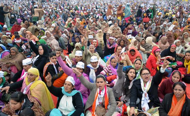 Aam Aadmi Party (AAP) supporters cheering during the rally on the occasion of Maghi Mela at Muktsar in Bathinda on Thursday. (Sameer Sehgal/HT Photo)
