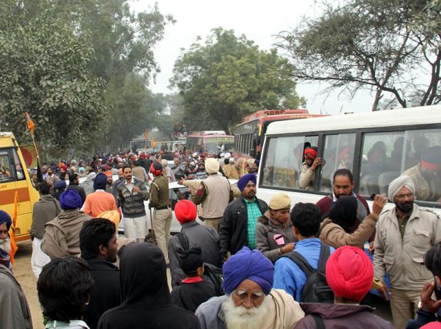 Traffic Jam at Maghi Mela rallies on Muktsar Malot Road on Thursday. (Sanjeev Kumar/HT Photo) Traffic Jam at Maghi Mela rallies on Muktsar Malot Road on Thursday. (Sanjeev Kumar/HT Photo)