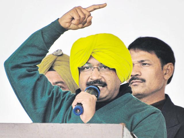 Donning a yellow turban in place of the party’s trademark cap, a visibly-upbeat Kejriwal announced, “The time for change has come and people of Punjab are ready for it. Punjab will repeat the AAP feat in Delhi.”(Sameer Sehgal/HT Photo)