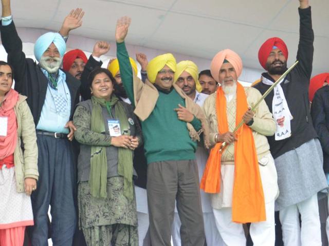 Delhi chief minister Arvind Kejriwal along with party leaders during public rally on the occassion of Maghi Mela (festival) at Mukatsar on Thursday.(Sameer Sehgal/HT Photo)