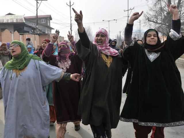 Kashmiri protesters throwing stones on policemen during protests in Srinagar, India, on Thursday. (Waseem Andrabi/HT Photo) Kashmiri protesters throwing stones on policemen during protests in Srinagar, India, on Thursday. (Waseem Andrabi/HT Photo)