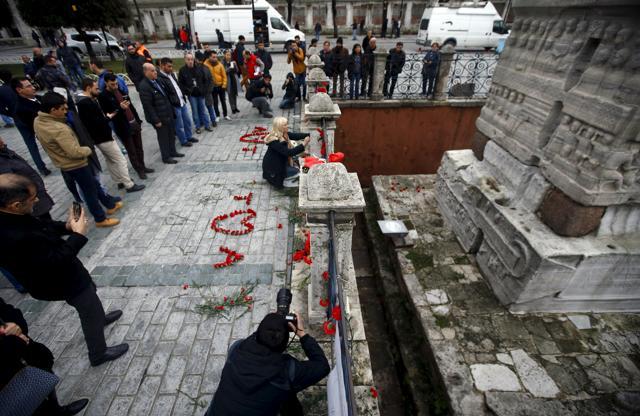 A woman places flowers at the site of Tuesday's suicide bomb attack at Sultanahmet square in Istanbul, Turkey. (Reuters Photo) A woman places flowers at the site of Tuesday's suicide bomb attack at Sultanahmet square in Istanbul, Turkey. (Reuters Photo)
