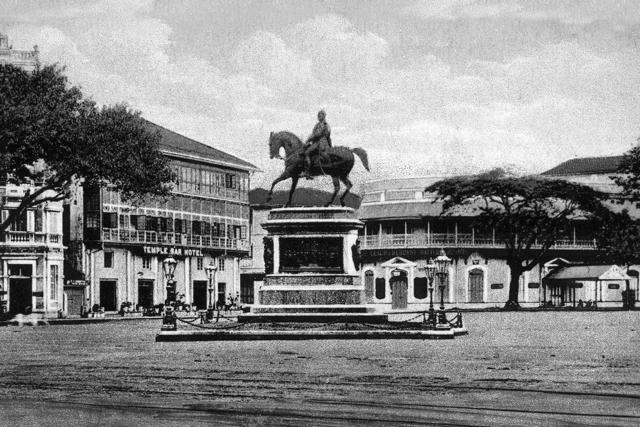 A vintage photo of King Edward's Statue at Kala Ghoda, Bombay. A vintage photo of King Edward's Statue at Kala Ghoda, Bombay.