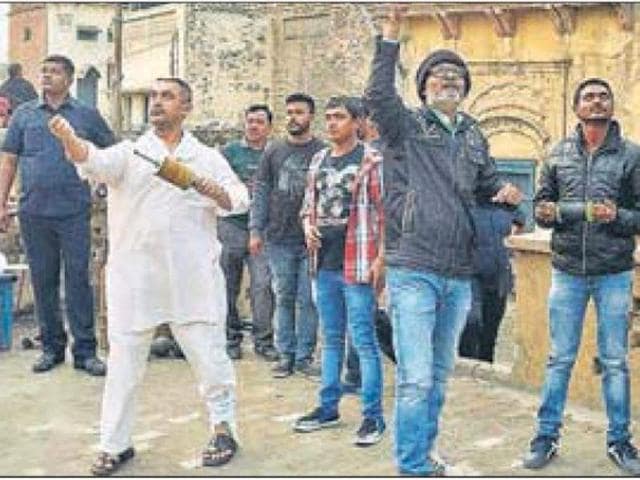 Aamir Khan took some time out from his shooting schedule to try his hand at kite flying on the occasion of ‘Makar Sankranti’.(HT FILE PHOTO) Aamir Khan took some time out from his shooting schedule to try his hand at kite flying on the occasion of ‘Makar Sankranti’.(HT FILE PHOTO)