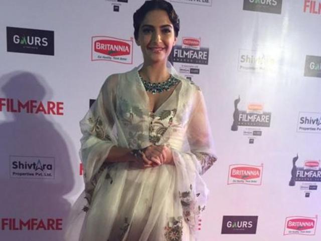 Sonam Kapoor looks stunning in white. (Twitter/Filmfare) 
