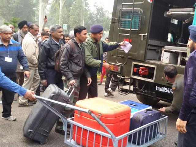 A dedicated green corridor was established from the PGIMER to the Chandigarh international airport and the journey took 12 minutes for 20 km.(HT Photo)