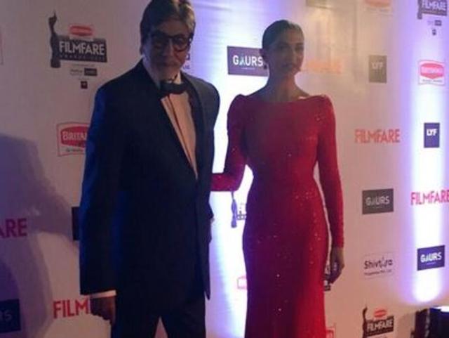 Big B with his Piku co-star Deepika Padukone at the red carpet. (Twitter/Filmfare) 