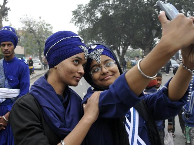Devotees taking a moment off to click a selfie during the religious procession (Nagar Kirtan), ahead of Guru Gobind Singh’s tenth birth anniversary in SAS Nagar on Thursday. (Gurminder Singh/HT Photo) Devotees taking a moment off to click a selfie during the religious procession (Nagar Kirtan), ahead of Guru Gobind Singh’s tenth birth anniversary in SAS Nagar on Thursday. (Gurminder Singh/HT Photo)
