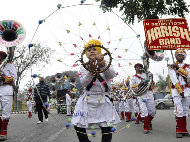 A young religious Sikh warrior performing the Gatka during the procession on Thursday. (Gurminder Singh/HT Photo)