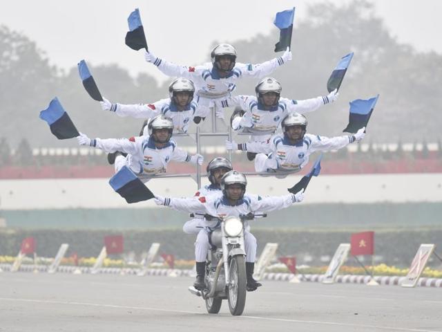 Members of Indian Army’s motorcycle team ‘Daredevils’ perform stunts. (Vipin Kumar/ht photo) Members of Indian Army’s motorcycle team ‘Daredevils’ perform stunts. (Vipin Kumar/ht photo)
