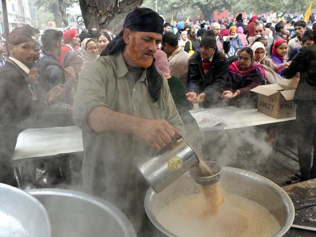 A sewadar makes some hot tea for the devotees in Chandigarh. (Keshav Singh/HT Photo)