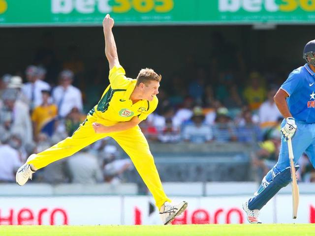 Australia's James Faulkner (L) bowls during the one-day international cricket match between India and Australia in Brisbane on January 15, 2016. (AFP Photo) 