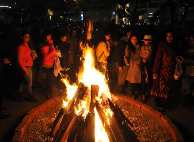 People celebrating Lohri at La Lagune on Golf Course Road in Gurgaon on Wednesday. (Abhinav Saha/HT Photo) 