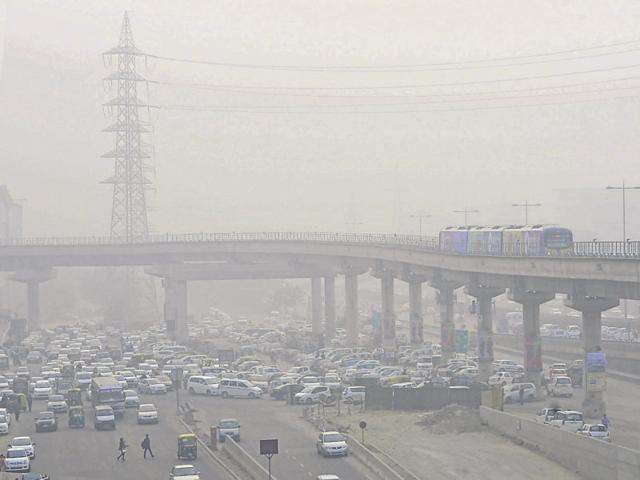 The continuous ambient air quality monitoring station near Rajiv Chowk, off the Delhi-Gurgaon Expressway, does not monitor PM 2.5 and PM 10 levels in real-time.(Abhinav Saha/HT Photo)