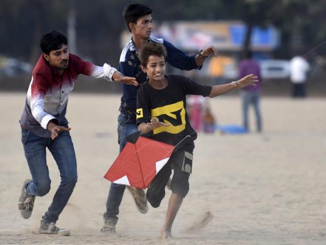 Kite flying is the favourite sport during Makar Sankranti in many parts of the country, especially Rajasthan, Gujarat and Maharashtra. Here, boys try to catch a kite at Mumbai’s Girgaum Chowpatty on Thursday. (Kunal Patil/ HT Photo) Kite flying is the favourite sport during Makar Sankranti in many parts of the country, especially Rajasthan, Gujarat and Maharashtra. Here, boys try to catch a kite at Mumbai’s Girgaum Chowpatty on Thursday. (Kunal Patil/ HT Photo)