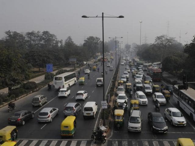 Odd car number running on even date during Odd-Even Vehicle formula at ITO crossing in New Delhi, India, on Monday, January 04, 2016.(Hindustan Times)