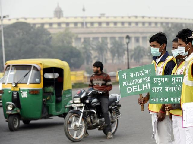 Civil Defence volunteers hold placards promote the odd, even plan in front of Parliament. HT survey finds overwhelming support for(Arvind Yadav/ HT Photo) Civil Defence volunteers hold placards promote the odd, even plan in front of Parliament. HT survey finds overwhelming support for(Arvind Yadav/ HT Photo)