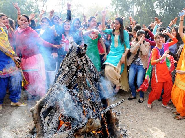 Students of Punjab University celebrate Lohri festival in Chandigarh. (Sanjeev Pandit/HT Photo ) Students of Punjab University celebrate Lohri festival in Chandigarh. (Sanjeev Pandit/HT Photo )