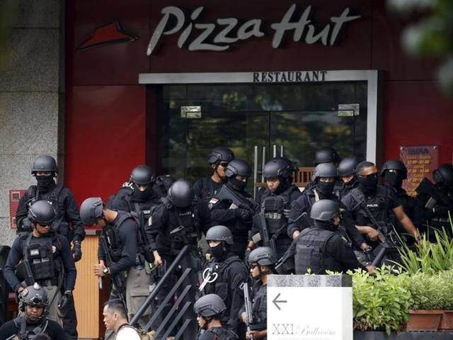 Indonesian police hold rifles while walking behind a car for protection in Jakarta. Several explosions went off and gunfire broke out in the centre of the Indonesian capital on Thursday and police said they suspected a suicide bomber was responsible for at least one the blasts. (REUTERS) Indonesian police hold rifles while walking behind a car for protection in Jakarta. Several explosions went off and gunfire broke out in the centre of the Indonesian capital on Thursday and police said they suspected a suicide bomber was responsible for at least one the blasts. (REUTERS)