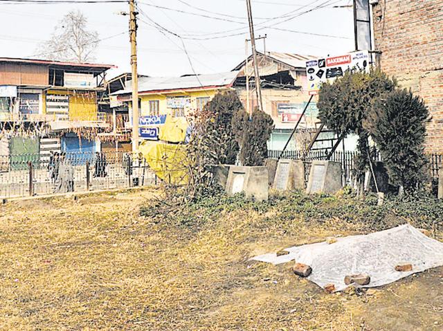 The grave of Omais Ahmad Sheikh at Shaheed Park in Pulwama. The town, which has remained shut for the last 14 days, is set to reopen. (Waseem Andrabi/HT Photo) The grave of Omais Ahmad Sheikh at Shaheed Park in Pulwama. The town, which has remained shut for the last 14 days, is set to reopen. (Waseem Andrabi/HT Photo)