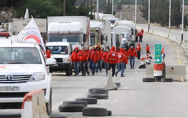A convoy of aid from the Syrian Arab Red Crescent waits on the outskirts of besieged rebel-held Syrian town of Madaya. (AFP Photo) A convoy of aid from the Syrian Arab Red Crescent waits on the outskirts of besieged rebel-held Syrian town of Madaya. (AFP Photo)