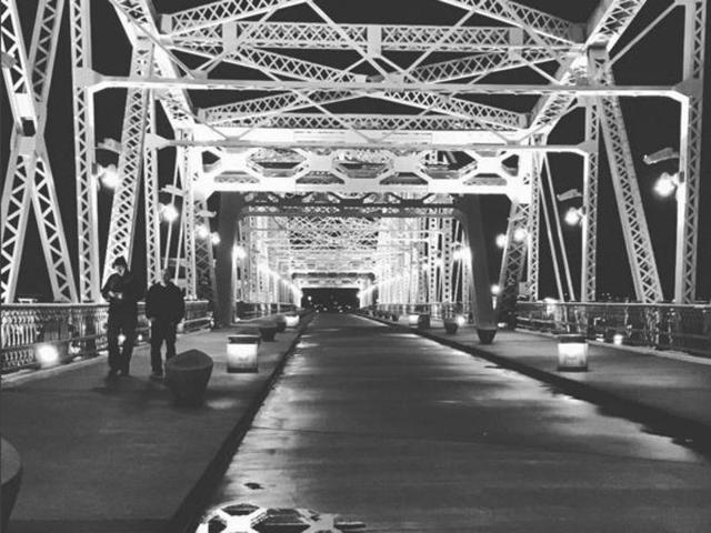 A lit up bridge in Nashville, Tennessee. (Instagram/@ickycakes)