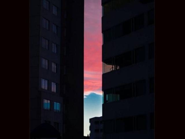 A stunning pink and blue sunset in Mexico City. (Instagram/@mbarneond)