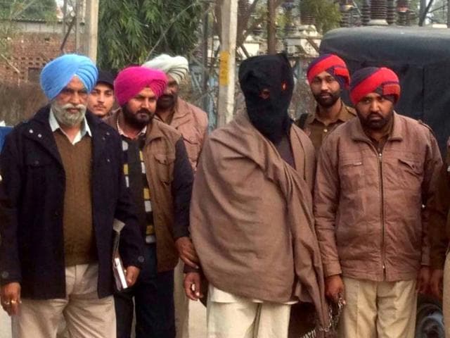 Police officials presenting the alleged killer of Pundit Inder Lal before media persons at Tarn Taran on Saturday. (HT Photo) Police officials presenting the alleged killer of Pundit Inder Lal before media persons at Tarn Taran on Saturday. (HT Photo)