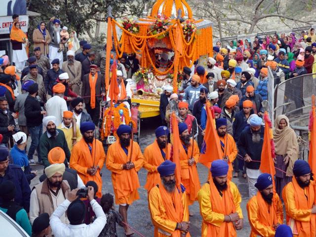 A Nagar Kirtan was taken to mark the birth anniversary of the tenth Sikh Guru in Mandi on Friday. (Birbal Sharma/HT)