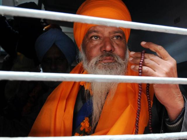 A devotee leaves for Nanded Sahib in Maharashtra to celebrate birth anniversary of 10th Sikh Guru Gobind Singh. (Bharat Bhushan /HT )