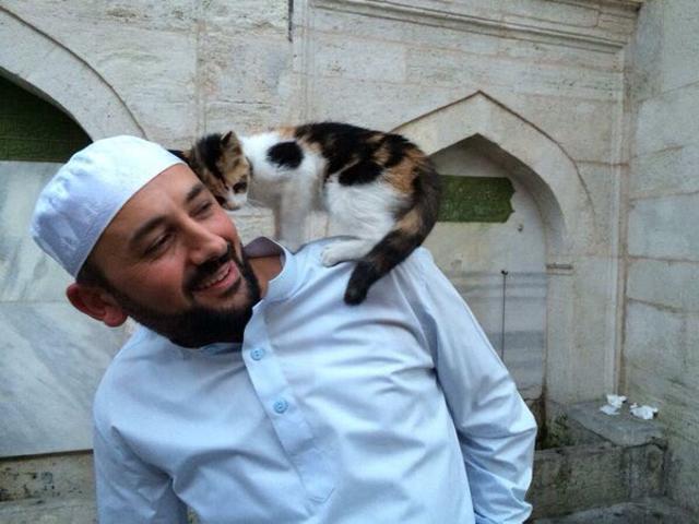 The imam of the Aziz Mahmud Hudayi mosque, has become famous across social media for being cat-friendly (Picture courtesy: Twitter) The imam of the Aziz Mahmud Hudayi mosque, has become famous across social media for being cat-friendly (Picture courtesy: Twitter)