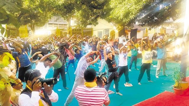 Inmates of Arthur Road Jail participate in Ramdev’s yoga session on Saturday. (HT photo)
