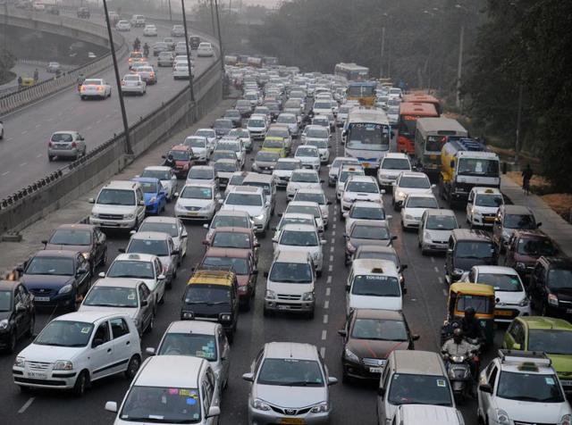 Traffic at Rao Tula Ram Marg near Subroto Park after the completion of odd-even vehicle trial in New Delhi on Friday. (S Burmaula /HT Photo) Traffic at Rao Tula Ram Marg near Subroto Park after the completion of odd-even vehicle trial in New Delhi on Friday. (S Burmaula /HT Photo)