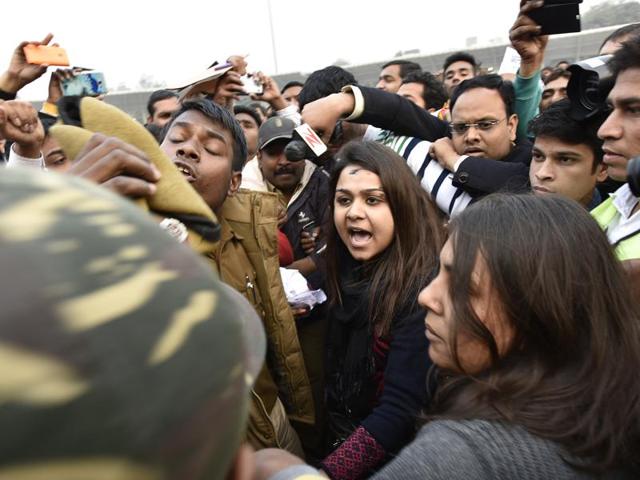 The woman identified as Bhavna, claimed to be a member of Aam Aadmi Sena and accused Kejriwal of CNG scam. (Sanjeev Verma/HT) The woman identified as Bhavna, claimed to be a member of Aam Aadmi Sena and accused Kejriwal of CNG scam. (Sanjeev Verma/HT)