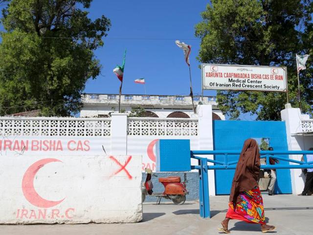 A Somali woman walks in front of the Iranian Red Crescent premises after the government ordered all Iran-related operations to leave within 72 hours in Mogadishu January 12, 2016.(REUTERS)