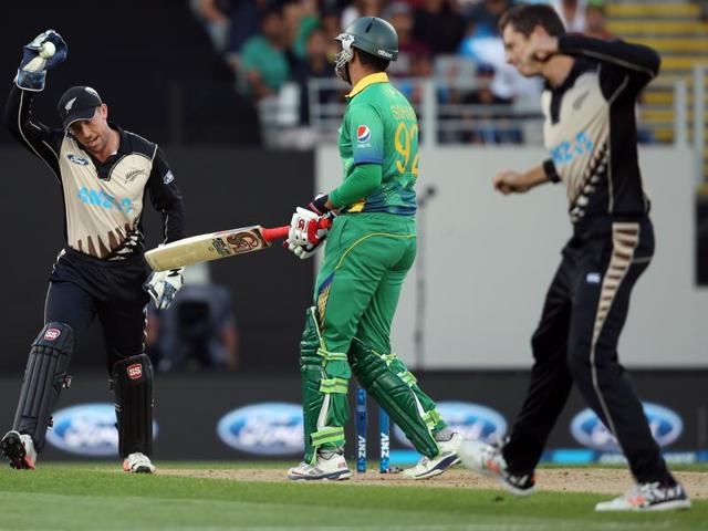 Luke Ronchi of New Zealand and Mitchell Santner celebrates taking the wicket of Sohaib Maqsood.(AFP Photo)