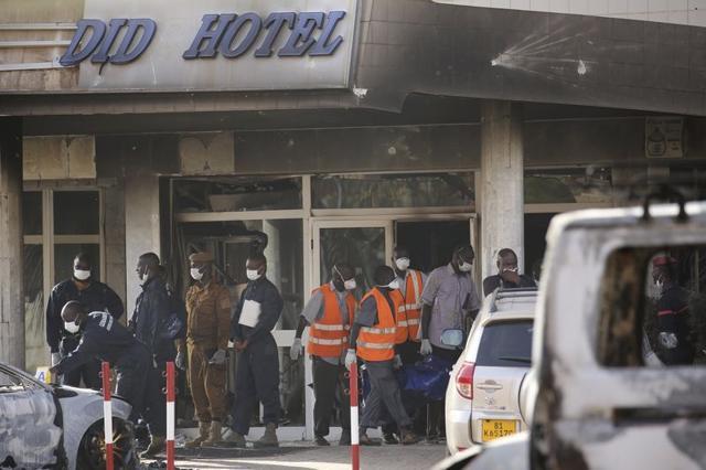Emergency workers remove a corpse in a body bag from the Splendid Hotel. (REUTERS)