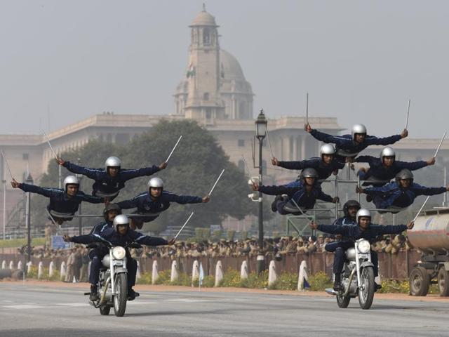 Members of Indian Army’s motorcycle team ‘Daredevils’ perform stunts. (Arvind yadav/HT)