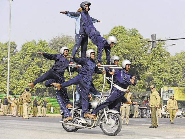 Members of Indian Army’s motorcycle team ‘Daredevils’ perform stunts. (Arvind Yadav/HT)