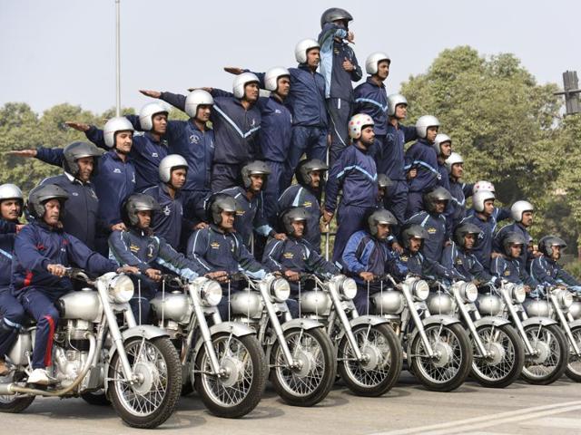 Members of Indian Army’s motorcycle team ‘Daredevils’ perform stunts. (Arvind Yadav/HT)