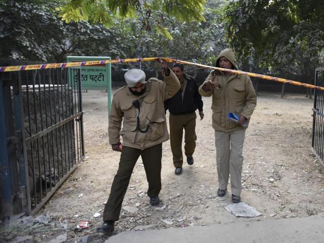 Delhi Police personnel at the crime scene where a sub-inspector shot a woman dead before committing suicide. (Sonu Mehta/HT Photo) Delhi Police personnel at the crime scene where a sub-inspector shot a woman dead before committing suicide. (Sonu Mehta/HT Photo)